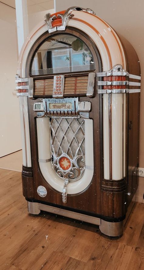 Vintage Juke Boxes, Old Jukebox Vintage, Jukebox Vintage Aesthetic, Juke Box Aesthetic, Old Diner Aesthetic, Jukebox Aesthetic, Juke Box Vintage, Vintage 1950s Aesthetic, Jukebox Vintage