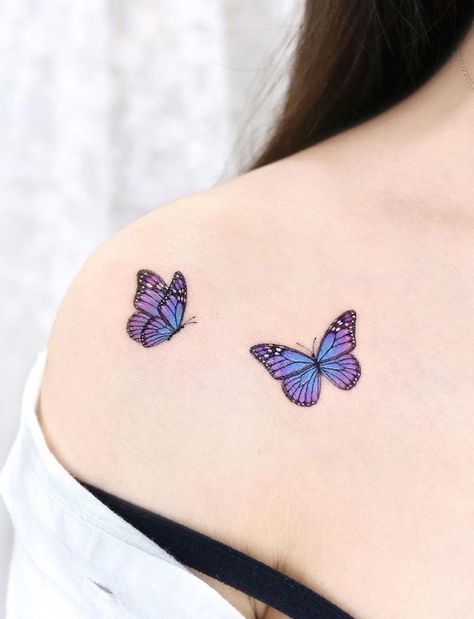 Tattoo Papillon, Cute Tattoo Designs, Purple Butterfly Tattoo, Colorful Butterfly Tattoo, Front Shoulder Tattoos, Blue Butterfly Tattoo, Girl Shoulder Tattoos, Shoulder Sleeve Tattoos, Purple Tattoos