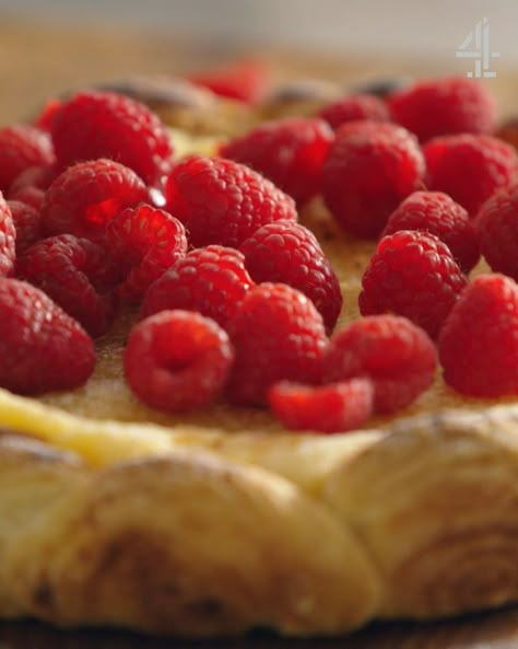 Jamie Oliver Lemon Curd Tart, Raspberry Pastry, Jamie Oliver 5 Ingredients, Recipes Using Puff Pastry, 5 Ingredient Meals, Pudding Ideas, Jaime Oliver, Using Puff Pastry, Book Club Food