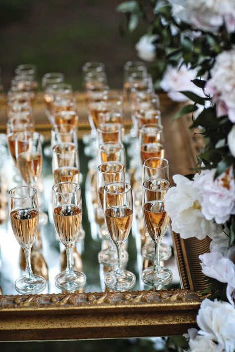 Wedding Champagne Toast, Champagne Toast Aesthetic, Small Engagement Party, Champagne Glasses Decorated, Moss Wedding, Champagne Toast, Champagne Bar, Engagement Decorations, Mason Jar Wine Glass