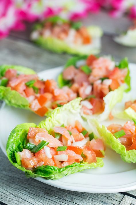 Lomi Lomi Salmon is a traditional Hawaiian side dish served at parties and gatherings. It requires only 4 ingredients and 10 minutes of your time! | cookingtheglobe.com Lomi Salmon Recipe, Lomi Lomi Salmon Recipe, Lomi Lomi Salmon, Hawaiian Side Dishes, Lomi Salmon, Sushi Ingredients, Lomi Lomi, Finger Foods Party, Main Course Meals