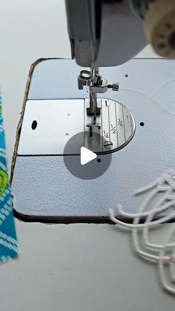 Sewing Necklines, Sewing Machine Hacks, Thread A Sewing Machine, Perfect Neck, Angel Gowns, Sewing Machine Thread, Sewing Tips And Tricks, Different Stitches, Dressmaking Fabric