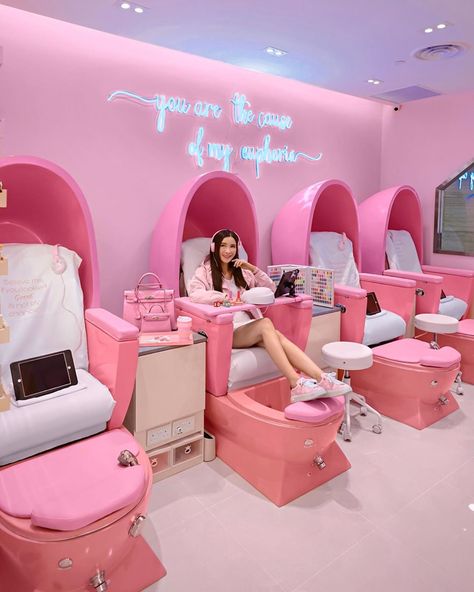 Jamie Chua 蔡欣颖 в Instagram: «Sharing some good news! 💅🏻 @princessscottage The nail parlour that I’ve been patronising for the last 3 years has opened their 3rd branch in…» Pink Nail Salon, Jamie Chua, Salon Aesthetic, Beauty Shop Decor, Nail Parlour, Pink Salon, Japan Nail, Beauty Room Salon, Boutique Nails