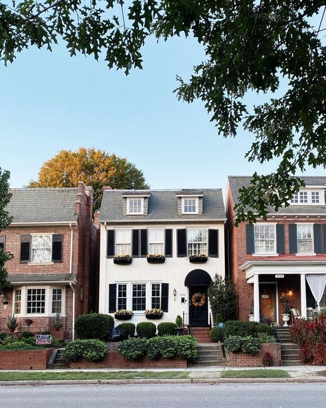 Cute houses in the Museum District - Richmond, Virginia Common House Richmond, Houses In Virginia, Virginia House, Richmond Virginia Aesthetic, English Countryside Aesthetic, Small House Exteriors, Richmond Virginia, Virginia Homes, London House