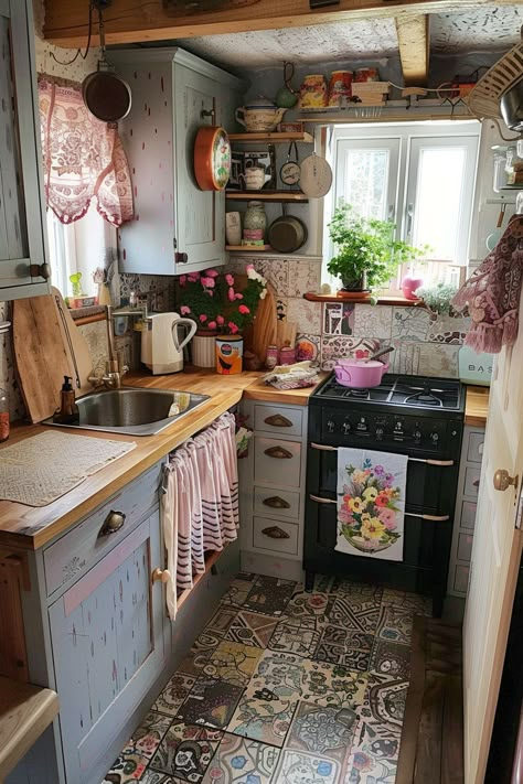 Modern Boho Kitchen Ideas, Tiny Cottage Kitchen, Modern Boho Kitchen, Boho Style Kitchen, Old Farmhouse Kitchen, Boho Kitchen Ideas, Casa Country, Tiny Cottage, Cottage Kitchens