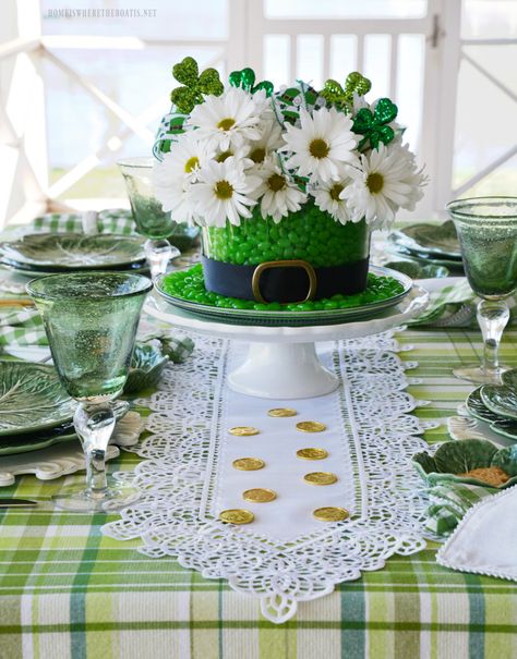 Leprechaun Hat Centerpiece DIY for St. Patrick's Day using candy and flowers | ©homeiswheretheboatis.net #StPatricksDay #centerpiece #DIY #leprechaunhat #tablescape Sant Patrick, St Patricks Decorations, Edible Centerpieces, St Patricks Crafts, St Patricks Day Decor, St Patrick's Day Decor, Leprechaun Hats, St Patrick's Day Decorations, Saint Patties