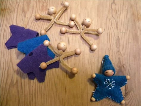 10 Waldorf inspired winter crafts Waldorf Christmas, Waldorf Crafts, Wooden Peg Dolls, Peg People, Learn Crafts, Winter Crafts For Kids, Peg Doll, Waldorf Inspired, Waldorf Dolls