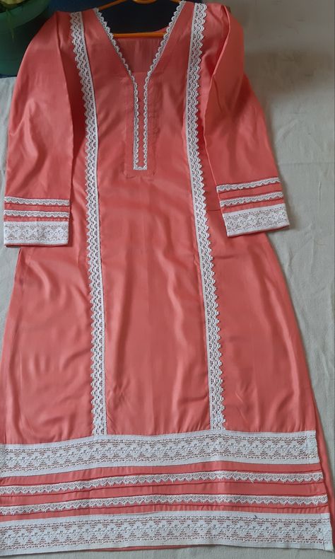 Lace design kurti Kurti Design With Lace Work, Neck Pattern With Lace, Pakistani Suits With Laces, Kurti Disain Latas, Less Kurti Design, Kapde Designs, Stitching Dresses Ideas, Beautiful Kurtis Design, Kurti Lace Designs Latest