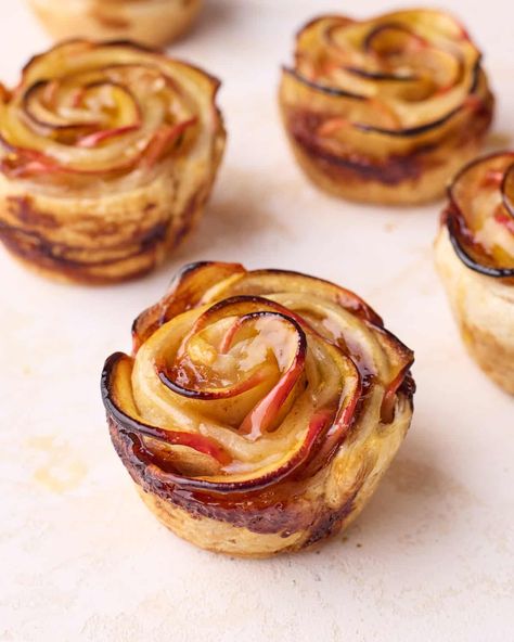 This easy apple roses recipe shows you how to make beautiful rose-shaped pastries with puff pastry, red apples and cinnamon sugar. Step by step tutorial with pictures to show you how to easily make this impressive dessert recipe which is the perfect holiday dessert or as a gift for Valentine's Day or Mother's Day. Make these gorgeous apple roses puff pastry recipe today! Chocolate Butter Cream Icing, Apple Roses Recipe, Baked Apple Roses, Cranberry Pistachio Cookies, Chocolate Caramel Cheesecake, Banoffee Pie Recipe, Apple Tarts, Chocolate Mousse Pie, Butter Cream Icing