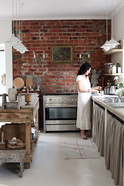 From Purdue to Provence: Kitchen Inspiration: Rustic, Yet Modern With a Twist Brick Wall Kitchen, Dapur Rustic, Cozy Cottage Kitchen, Brick Kitchen, Cottage Kitchens, Style At Home, Cottage Kitchen, Exposed Brick, Rustic Modern