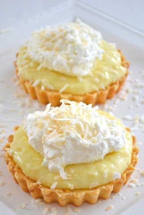 Coconut Cream Tarts. It's like coconut cream pie only mini! Cream Tarts, Coconut Tart, Tartlets Recipe, Coconut Desserts, Mini Tart, Coconut Cream Pie, Small Desserts, Sweet Pie, Coconut Recipes