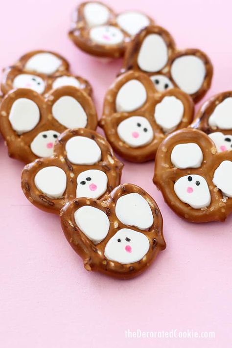 Easy Easter bunny pretzels made with pretzels, chocolate, and food writers. Video step-by-step instructions are included. Bunny Pretzels, Easter Food Crafts, Easter Foods, Easy Easter Desserts, Easter Snacks, Easter Sweets, Kid Desserts, Slow Cooker Desserts, Easter Baking