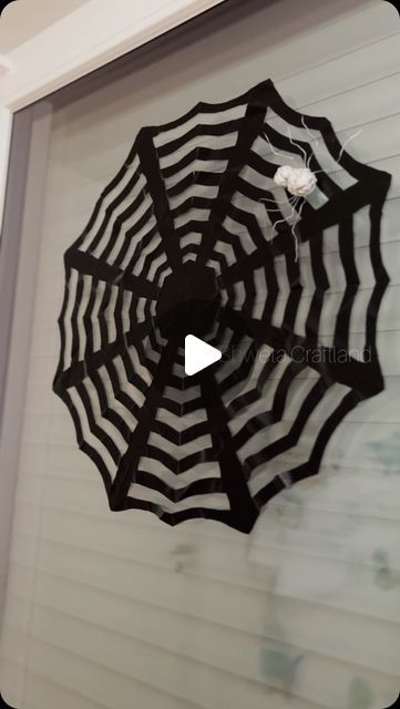 Spiderweb Trash Bag, How To Make Spider Webs, Diy Spider Web, Spider Web Diy, Halloween Apps, Spider Web Craft, Diy Halloween Food, Spider Web Halloween Decorations, Diy Spider