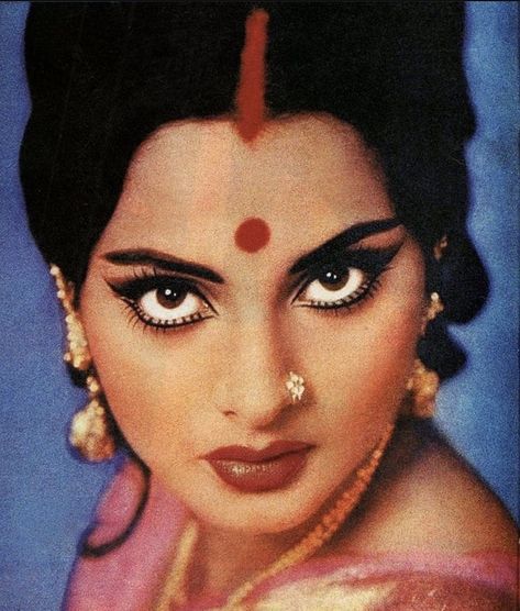 Sunflower Photos, Bollywood Vintage, Rekha Actress, Indian Eyes, Bollywood Aesthetic, Sunflower Photo, Bachelor Parties, Retro Bollywood, Military Wedding