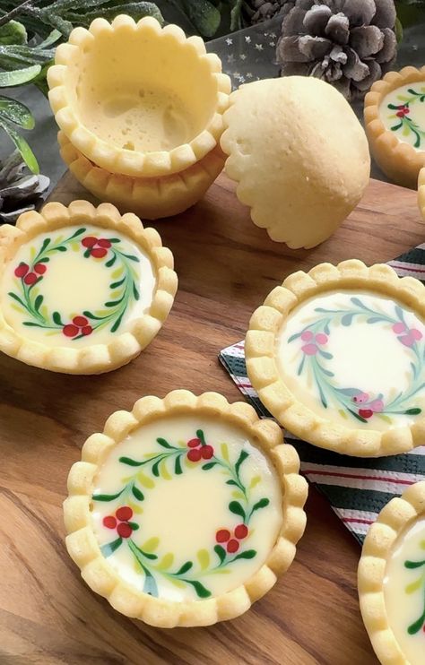 Mini Lemon Raspberry Tarts, Best Sweet Treats, Mini Bakewell Tart, Xmas Food Decorations, Fun Winter Desserts, Christmas Mini Tarts Desserts, Mini Jam Tarts, Mini Tart Shell Filling Ideas, Lemon Tart Mini