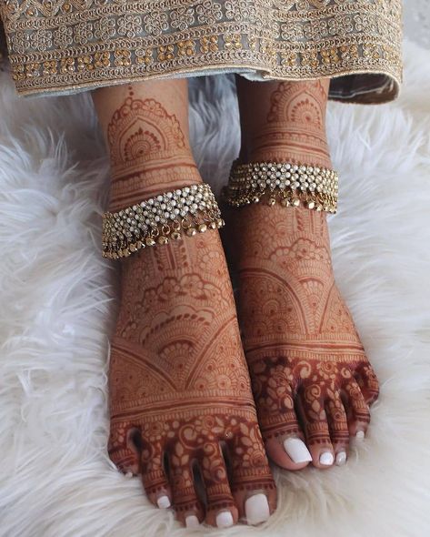 Feet Mehndi Payal Designs Silver, Bridal Foot Jewelry, Silver Anklets Designs, Anklets Indian, Bridal Anklet, Wedding Anklets, Bridal Jewelry Sets Brides, Indian Bridal Jewelry Sets, Anklet Designs