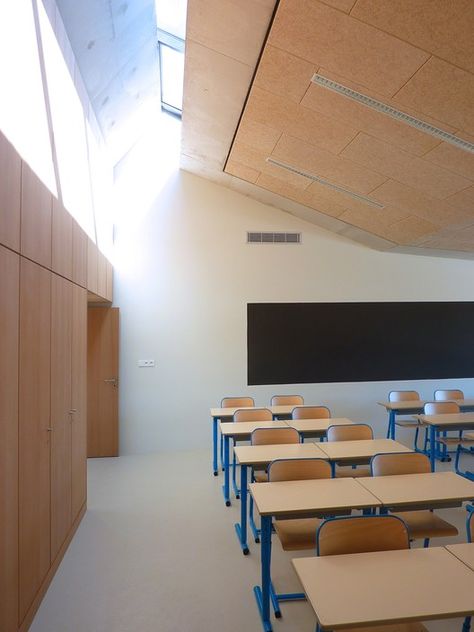 Benfeld Aristide Briand Primary School,Courtesy of Lionel Debs Architectures School Lighting, Classroom Architecture, Primary School Classroom, Classroom Interior, School Building Design, School Images, School Interior, Architecture Images, Education Architecture