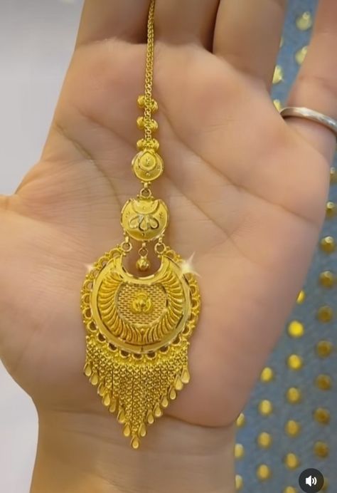 Gold Bindiya Designs, Gold Tika Design, Gold Mantika, Maangtika Designs In Gold, Tika Jewelry Gold, Mangtika Gold, Mangtika Jewellery Gold, Maang Tikka Bridal Gold, Gold Maang Tikka Designs