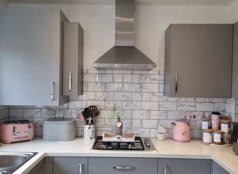 Pink Grey And White Apartment, Grey Kitchen With Pink Accessories, Pink And Gray Kitchen Decor, Grey Kitchen Pink Accents, Pink Gray And White Apartment, Kitchen Decor Grey And White, Pink Grey And White Kitchen Ideas, Pink And Grey Apartment Decor, Pink And Grey Kitchen Decor