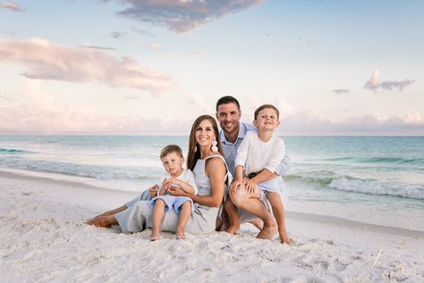 Family Beach Pictures Family Of 4, Beach Family Of 5 Photos, Beach Pictures Family Of Four, Family Of Four Beach Photos, Beach Photoshoot Ideas Family Of 4, Beach Family Of 4 Photos, Family Of Four Beach Pictures, Family Photos At Beach, Beach Poses With Kids