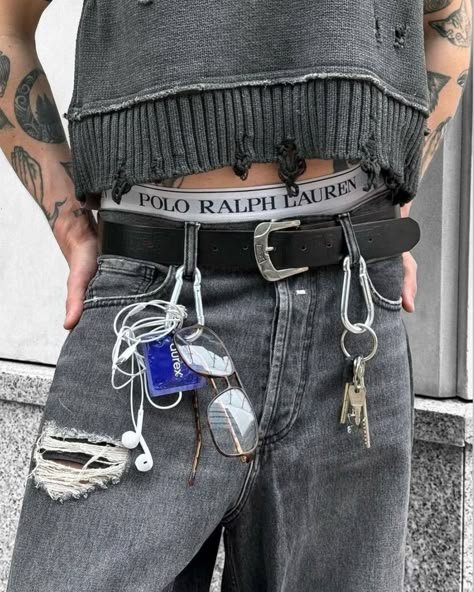 Old Man Outfit, Chain Outfit, Carabiner Keychain, Ny Style, Diy Clothes Design, Streetwear Accessories, Outfits Streetwear, Bad Gal, Key Chains