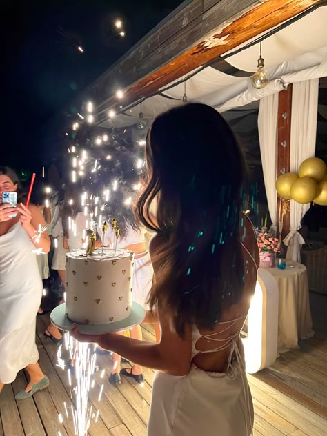 Rich Birthday Party, Birthday Girl Aesthetic, Seventeenth Birthday, 17th Birthday Ideas, Happy Birthday 18th, Eighteenth Birthday, Rich Rich, Aesthetic Party, Birthday Ideas For Her