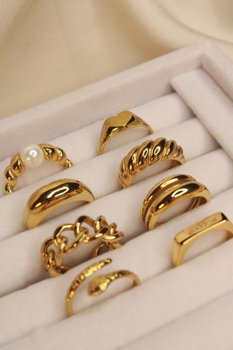 Rings And Necklaces Aesthetic, Aesthetic Rings Gold, Ring Collection Aesthetic, Aesthetic Rings Vintage, Trending Gold Jewellery Designs, Gold Jewelry Aesthetic Rings, Gold Necklace Designs Latest, Gold Ring Aesthetic, Aesthetic Gold Rings