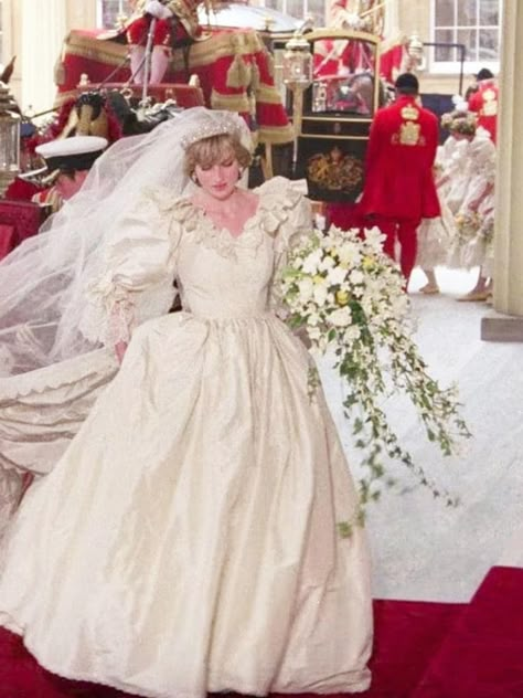 Princess Diana Wedding Day Princess Diana Wedding Dress, Charles And Diana Wedding, Diana Wedding Dress, Princess Diana Dresses, Royal Wedding Gowns, Princess Diana Wedding, Prins William, Diana Wedding, Prins Harry