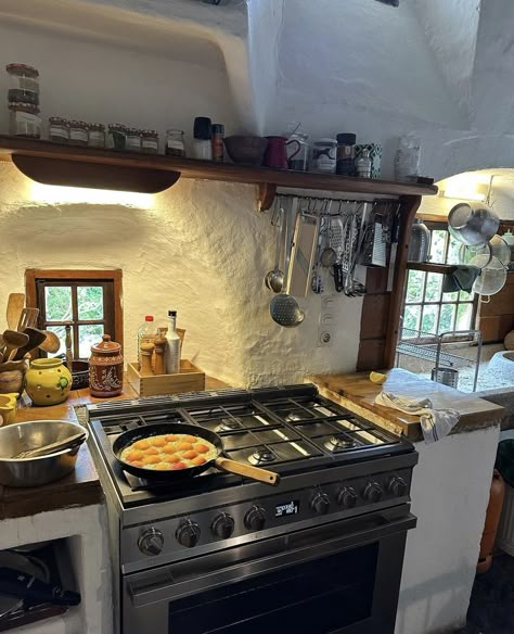 Cooking Chef Aesthetic, Italian Country House, Somewhere In Northern Italy, Apartment Goals, Italian Home, Dream House Ideas, Italian Kitchen, Northern Italy, Room Decorating