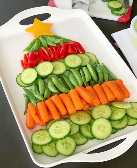 Christmas Tree Appetizer Tray - Crisp Collective Christmas Tree Appetizer, Tree Appetizer, Christmas Veggie Tray, Veggie Christmas, Christmas Vegetables, Appetizer Tray, Vegetable Tray, Decorações Com Comidas, Christmas Recipes Appetizers