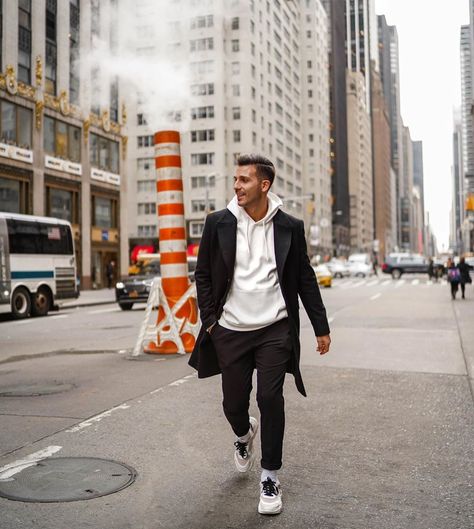 FASHION FOR MEN - LIFESTYLE on Instagram: “So happy to be back #newyork 🇺🇸 📸 @junesixtyfive #newyork #newyorkbaby #manhattan” City Photoshoot Men, New York Mens Street Style, Poses For Pictures Instagram Men, New York Mens Fashion, Poses Guy, Nyc Photoshoot Ideas, New York Photo Ideas, New York Photoshoot, Male City