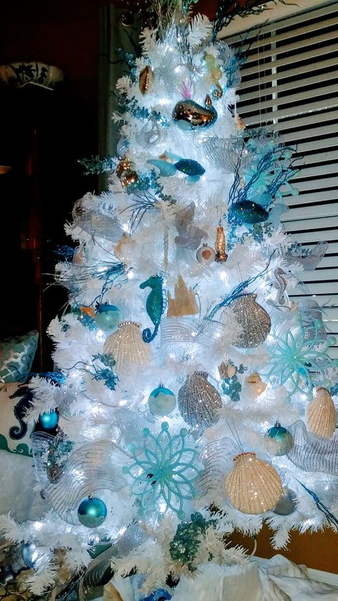 Island Christmas Tree, Sea Christmas Decorations, Ocean Themed Christmas, Costal Christmas Tree Ideas, Beach Christmas Ideas, Beach Christmas Tree Ideas, Coastal Christmas Trees, Sea Christmas Tree, Ocean Theme Christmas Decorations