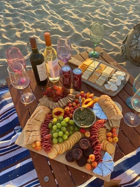 Pinic Food Ideas, Picnic Date Food, Date Food, Sommer Mad, Summer Vision Board, Picnic Inspiration, Summer Vision, Summer Board, Date Recipes