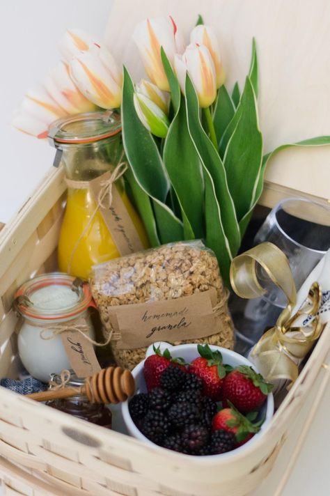 Take someone special out for a lovely and healthy brunch in the park with this picnic basket overflowing with goodies like homemade granola, yogurt packaged in pretty glass tulip jars and fresh berri... Diy Granola, Breakfast Picnic, Breakfast Basket, Diy Gifts For Mothers, Breakfast Gift, Mothers Day Breakfast, Yogurt And Granola, Mothers Day Brunch, Diy Mothers Day Gifts