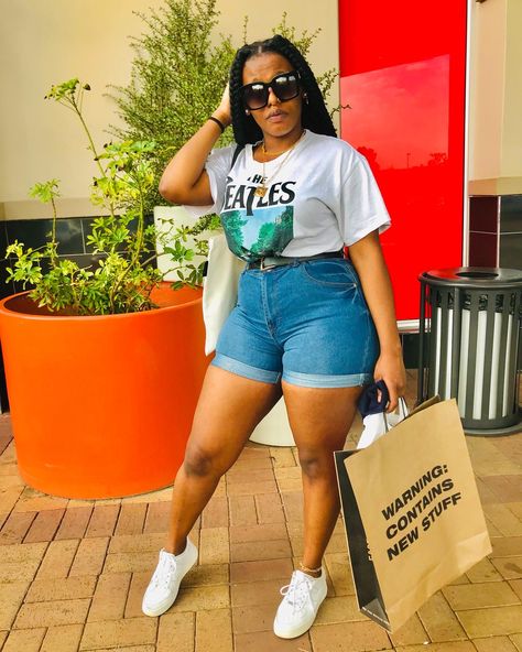 Denim Shorts Outfit Summer Black Women, Plus Size Summer Outfits Shorts, Plus Size Summer Outfits Casual, White Jeans Outfit Summer, Plus Size Shorts Outfit, Summer Outfits Big Stomach, Summer Baddie Outfits, Plus Size Summer Outfits Big Stomach, Denim Shorts Outfit Summer