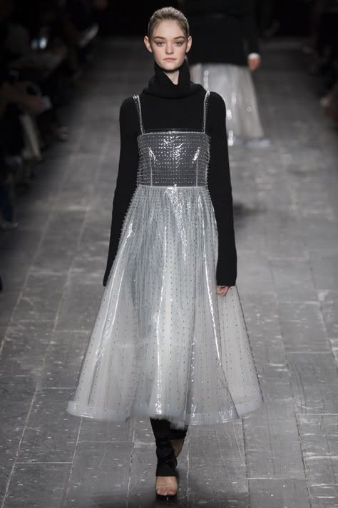 Valentino Fall 2016 Ready-to-Wear collection, runway looks, beauty, models, and reviews. Valentino Catwalk, Vogue Catwalk, Plastic Fashion, Recycled Dress, Catwalk Models, Plastic Dress, How To Wear Leggings, Model Pose, Retro Mode