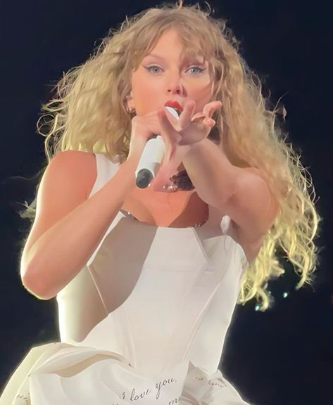 https://x.com/swifferpics/status/1806520442993209382 Taylor Swift Curly Hair, Eras Tour Pics, Taylor Pics, Taylor Swift Photos, Estilo Taylor Swift, Swift Photo, Mother Is Mothering, Hair Straighteners, Taylor Swift Eras Tour