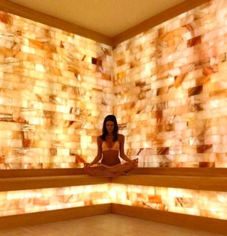 Salt Room Therapy, Himalayan Salt Room, Spa Hammam, Salt Wall, Home Spa Room, Wellness Room, Dreams Spa, Spa Interior Design, Salt Block