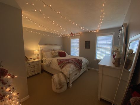 Christmas Room Aesthetic, Christmas Room, Room Aesthetic, Christmas Decor, Christmas Decorations, Collage, Christmas, Pins, Christmas Décor