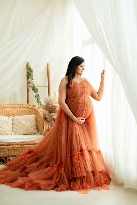 The countdown begins.   #maternityshoot #maternityphotography #maternityphotoshoot #bangalorematernityphotographer #bangalorematernityphotography #bangaloremoms #pregnancyphotoshoot   Link: totinshot.in/maternity-photoshoot For Details Contact us :8310640408 Maternity Photography Gown, Metarnaty Photoshoot, Shoot Setup, Maternity Shoot Poses, Indoor Maternity Photos, Maternity Gown Photography, Home Maternity Photography, Yummy Mummies, Maternity Shoot Outfit