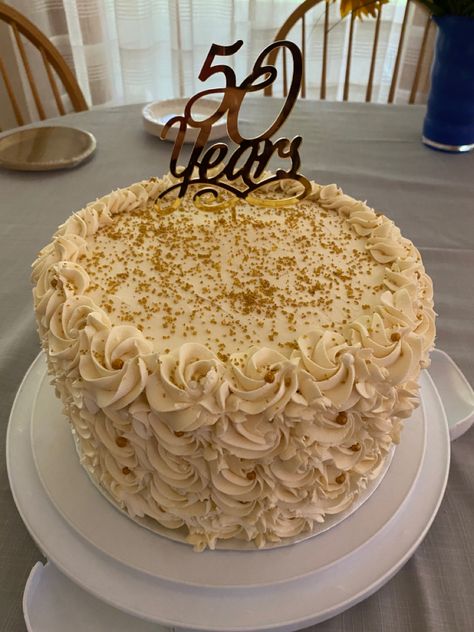 Dainty rosettes with alternating gold and white candy pearls cover the side if this cake. Gold fleck sprinkles cover the top. Golden Anniversary Cake, Golden Anniversary, White Candy, Gold Flecks, Anniversary Cake, Sprinkles, Candy, The Top, Baking