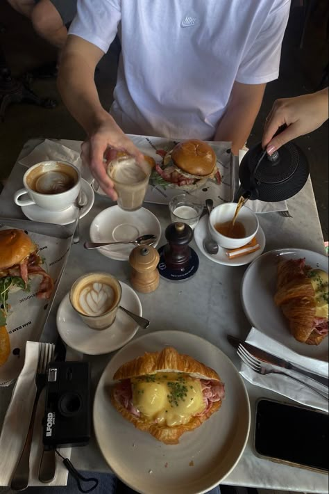 Dark Brunch Aesthetic, Friend Brunch Aesthetic, Casual Date Aesthetic, Brunch Vision Board, Lunch Dates Aesthetic, On A Date, Brunch Asthetic Picture, Date Astethic, Date Night Restaurant Aesthetic