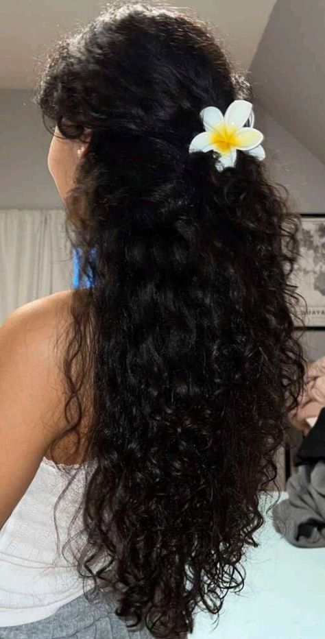 Curly Hair Summer Hairstyles, Flower Claw Clips, Curly Hair Summer, Curly Hair Hairstyles, Curly Hair Photos, Beautiful Curly Hair, Curly Hair Styles Easy, Hairdos For Curly Hair, Hair Summer