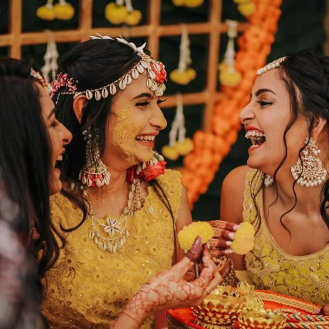 Haldi Bride Poses With Sister, Haldi Photography Ideas With Sister, Haldi Ceremony Picture Ideas, Haldi Sister Poses, Haldi Jewellery For Bride Sister, Mehendi Photoshoot With Family, Haldi Pictures Idea, Haldi Ceremony Photography Poses, Haldi Ceremony Jewellery For Bride