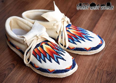 166 Likes, 6 Comments - Creative Native Boutique (@creativenativeboutique) on Instagram: “This color scheme and design is always a favorite! These were a Custom Order. Women’s size 8 for a…” Native Moccasins, Baby Moccasin Pattern, Baby Mocs, Fancy Shawl, Baby Dumbo, Native American Moccasins, Moccasin Pattern, Native American Beadwork Patterns, Beaded Moccasins