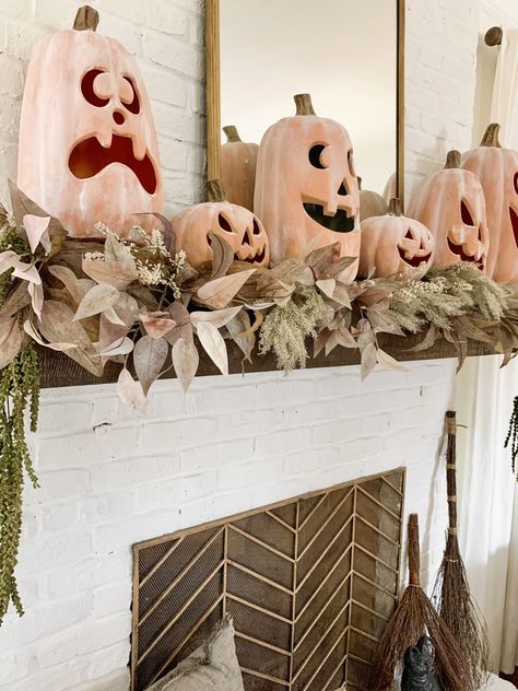 Terracotta Pumpkins, Fall Decor Home, Outdoor Halloween Decorations, Halloween Mantle, Boho Halloween, Quotes Home, Diy Halloween Decor, Modern Halloween, Halloween Door Decorations