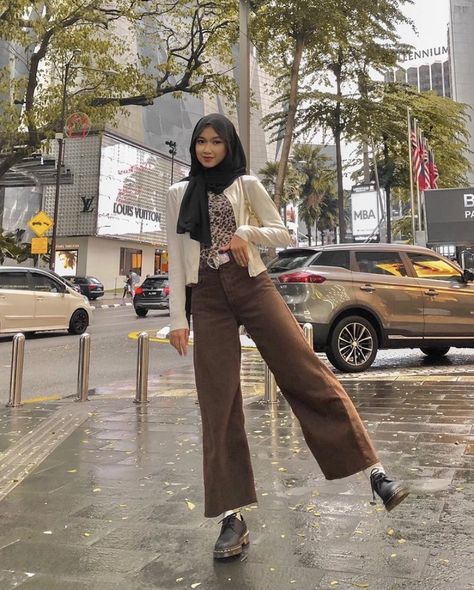 Brown Outfit Ideas Hijab, Earth Tone Hijab Outfit, Ootd Earth Tone Hijab, Brown Outfit Hijab, Outfit Earth Tones, Vintage Jeans Outfit, Malaysian Fashion, Brown Hijab, Earth Tone Outfits