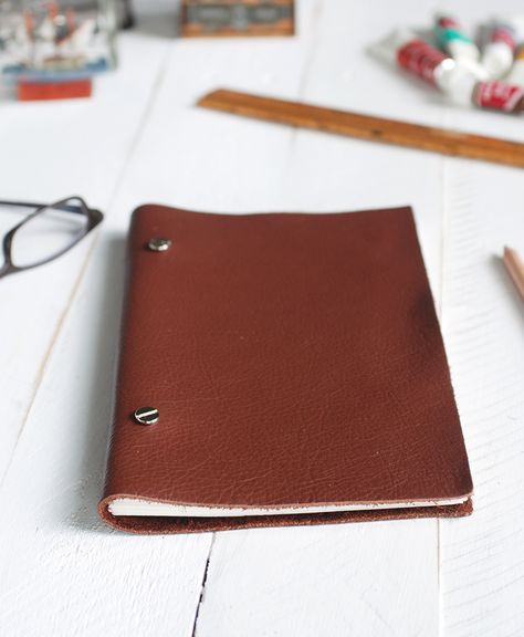 DIY Leather Sketchbook - The Merrythought Diy En Cuir, Leather Sketchbook, Father's Day Diy, Diy Journal, Leather Books, Kydex, Handmade Books, Leather Notebook, Leather Projects