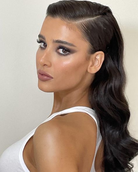 Long Slicked Back Hair, Sleek Back Hair, Zero Makeup, Create Pin, Taking Out The Trash, Hair Curling Tutorial, Long Shiny Hair, Simple Makeup Tips, Beautiful Haircuts