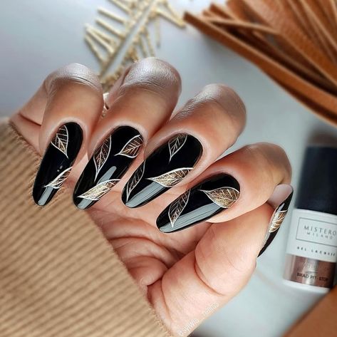 Nails To Go With Black And Gold Dress, Black And Gold Nail Ideas, Black And Gold Nail Designs, Trending Fall Nails, Copper Nails Designs, Gold Holiday Nails, Gold Nail Ideas, Nails Ideas Nail Art, Lace Nail Design